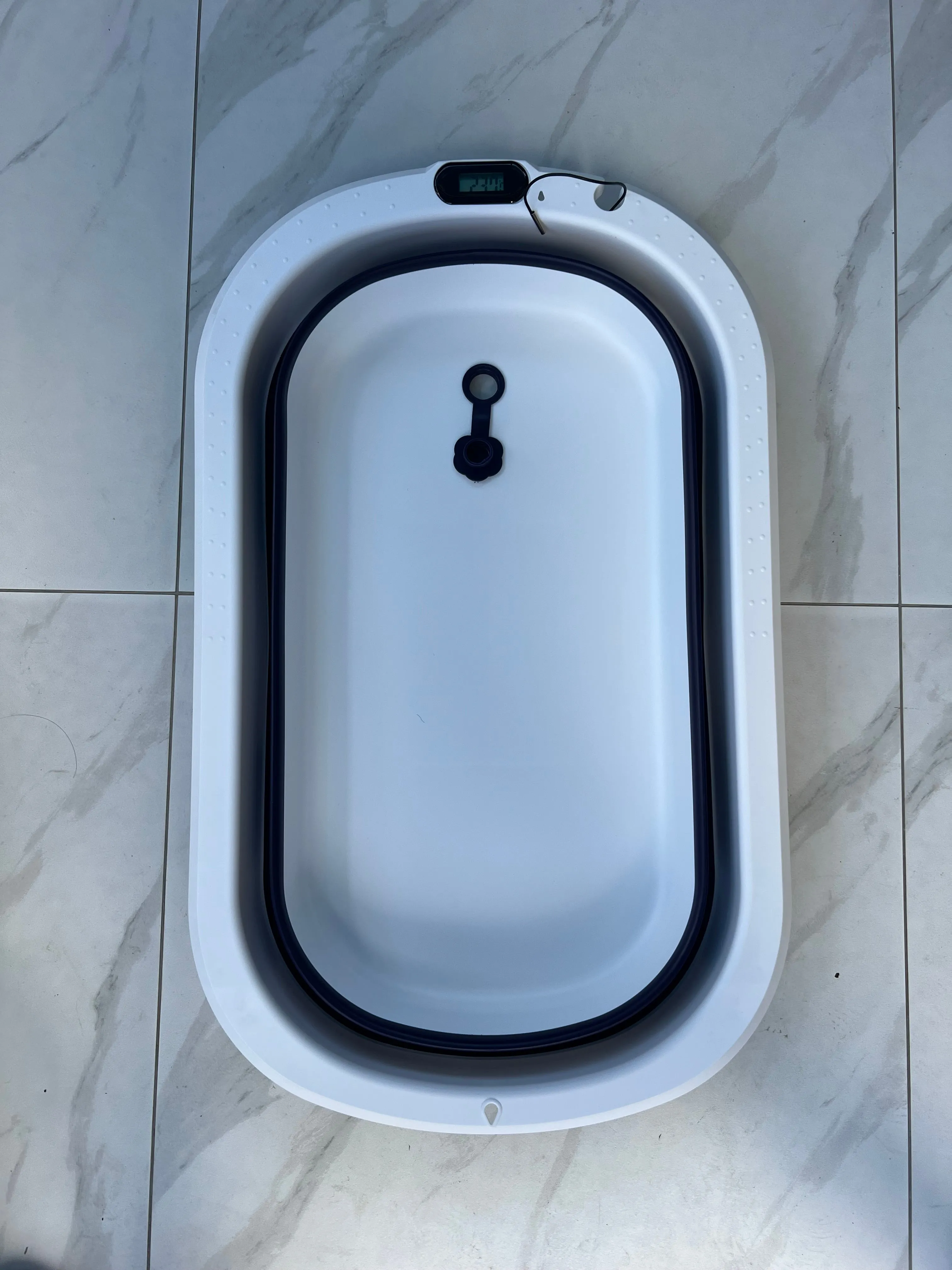 Modern Space-Saving Baby Bathtub with Supportive Pillow and Temperature Reader