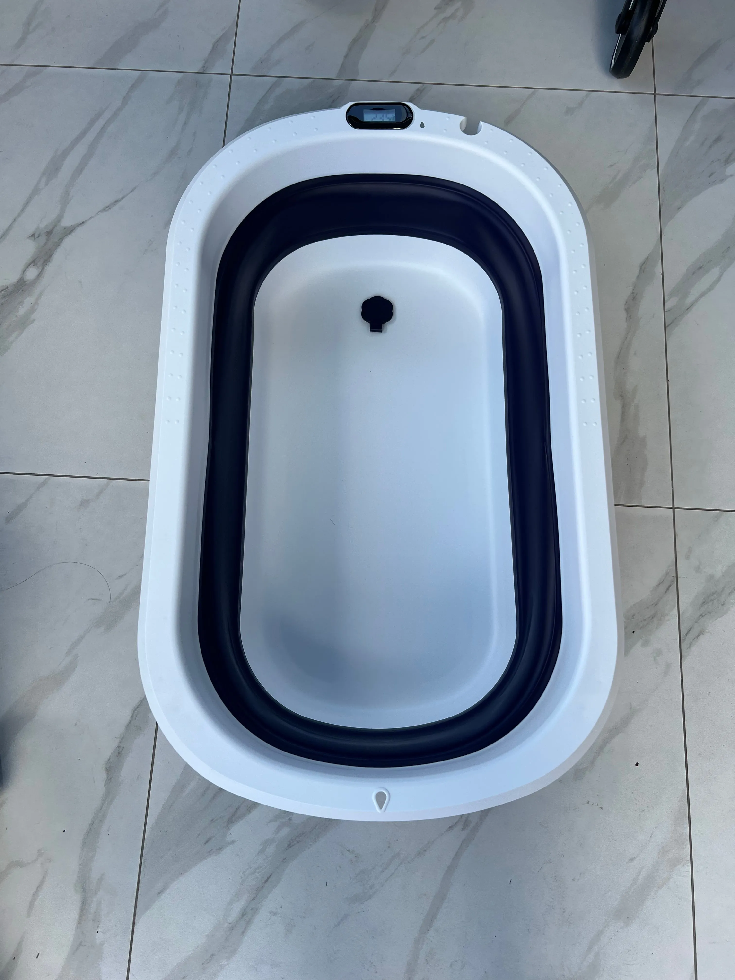Modern Space-Saving Baby Bathtub with Supportive Pillow and Temperature Reader