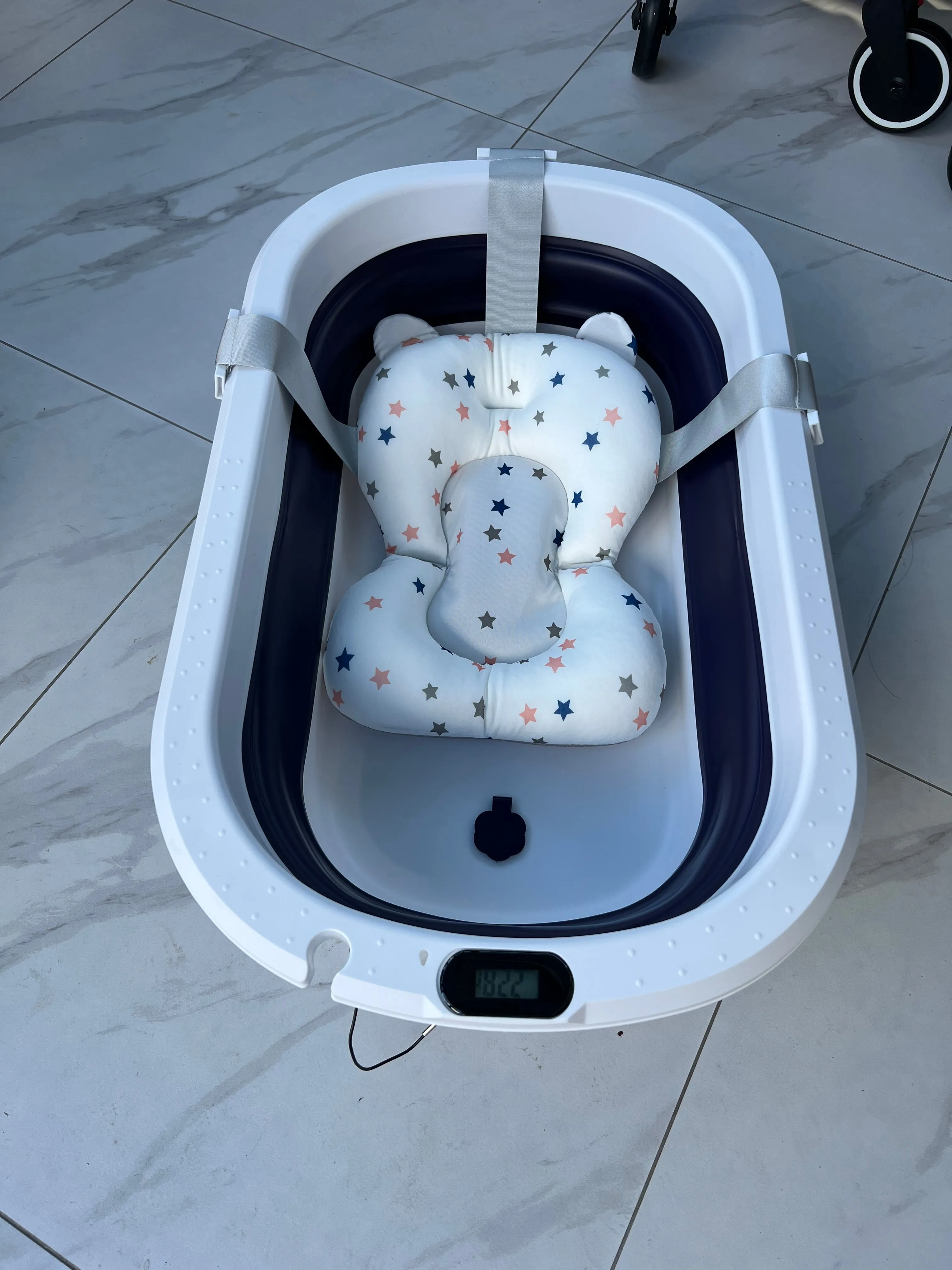 Modern Space-Saving Baby Bathtub with Supportive Pillow and Temperature Reader